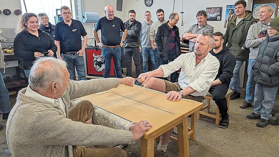 &bdquo;&Uuml;60-Dominator&ldquo; Alois Paulus (rechts) zieht gegen den Vorsitzenden im Fingerhakler Gau Bayerischer Wald, Ferdinand Bachl.