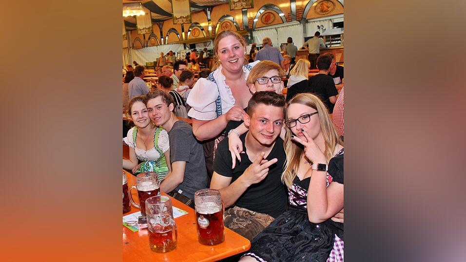 Auch am Freitag war super Stimmung am Ergoldinger Volksfest. Auch am Freitag war super Stimmung am Ergoldinger Volksfest.