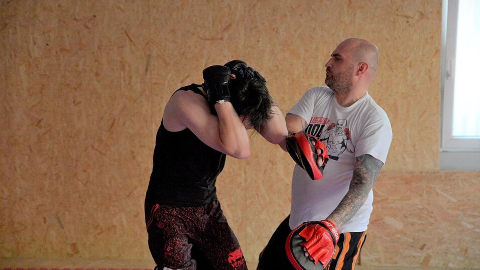 Sinnloses Prügeln? Beim Kampfsport MMA kommt es auch auf die Technik und die geistige und körperliche Fitness an. Sinnloses Prügeln? Beim Kampfsport MMA kommt es auch auf die Technik und die geistige und körperliche Fitness an.