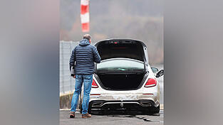 Das THW zog das Auto, das einem Vermissten zugeordnet werden konnte, aus dem Wasser. Das THW zog das Auto, das einem Vermissten zugeordnet werden konnte, aus dem Wasser.