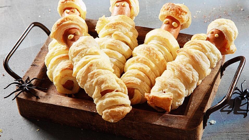 Hinter diesen Mumien verstecken sich Wiener Würstchen. Umhüllt sind sie mit Blätterteig.