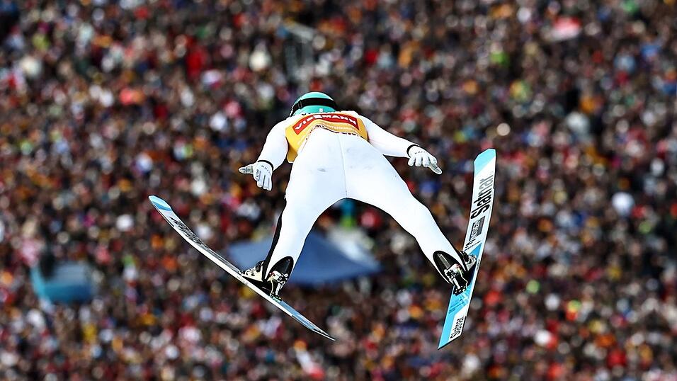 Domen Prevc gl&auml;nzt vor voller Kulisse.