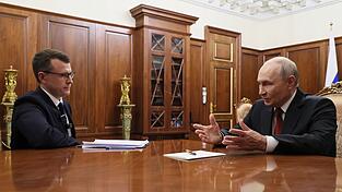 Kremlchef Wladimir Putin hat der Ukraine mit harten Antworten gedroht auf die jüngsten Drohenangriffe auf russische Ziele. Kremlchef Wladimir Putin hat der Ukraine mit harten Antworten gedroht auf die jüngsten Drohenangriffe auf russische Ziele.