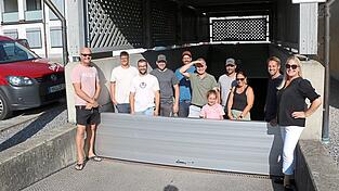 Mit den Hochwasserpaneelen bekommt man die Abfahrt zur Tiefgarage dicht. Bewohner und Nutzer probten unter Anleitung schon einmal den Ernstfall, auch wenn man an diesem Tage bei hochsommerlichen Temperaturen und langer Trockenheit weit davon entfernt war.