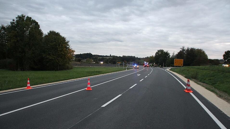 Tragischer Verkehrsunfall am Samstag auf der B299 bei Siegenburg (Kreis Kelheim). Tragischer Verkehrsunfall am Samstag auf der B299 bei Siegenburg (Kreis Kelheim).