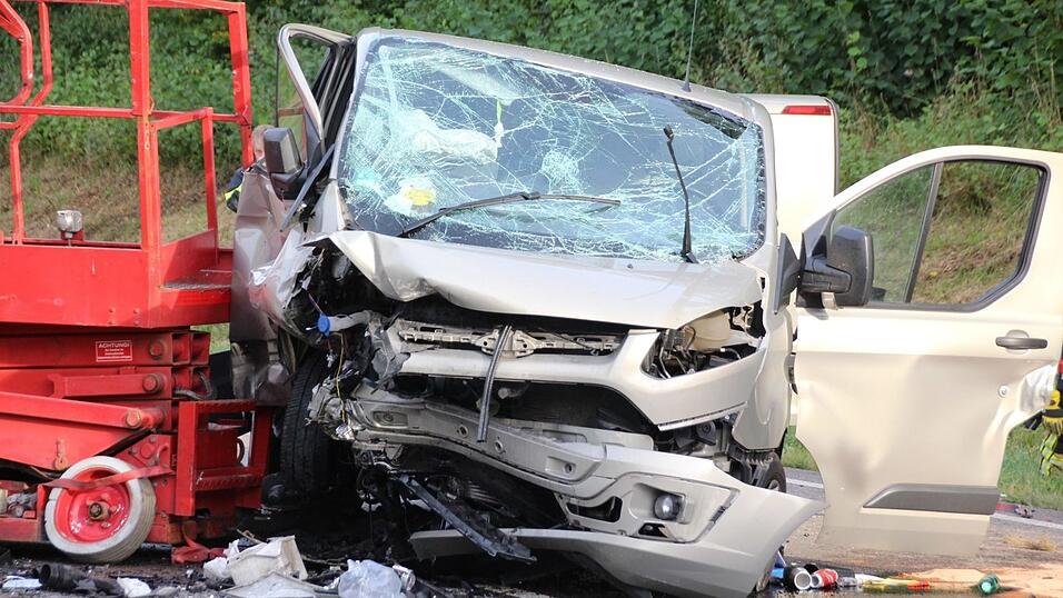 Der Autofahrer war offenbar mit einem Heizöl-Lkw zusammengestoßen und dann auf die Gegenfahrbahn geraten. Der Autofahrer war offenbar mit einem Heizöl-Lkw zusammengestoßen und dann auf die Gegenfahrbahn geraten.