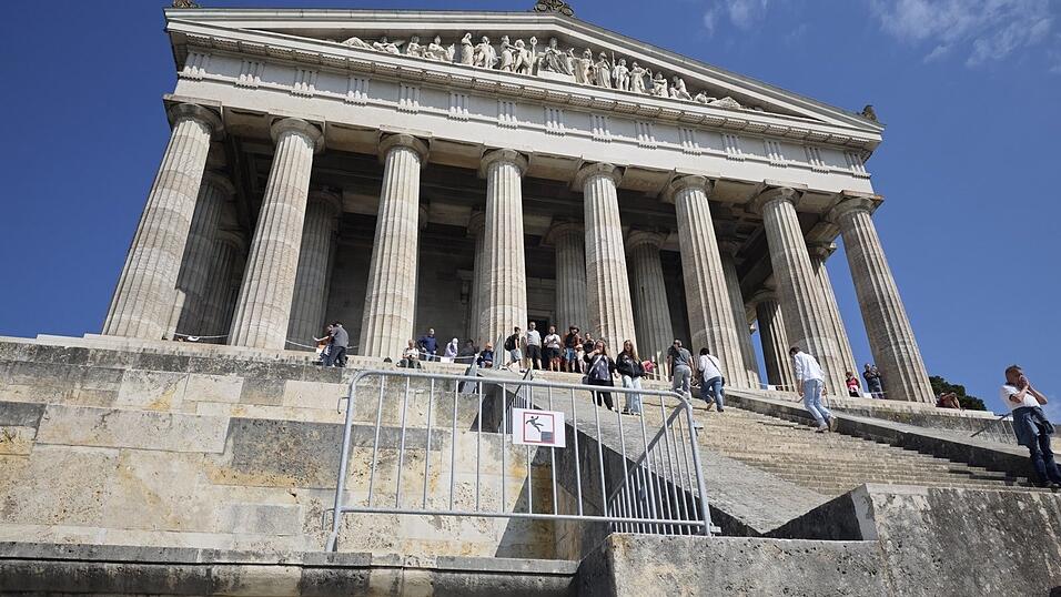 Hier fallen Sie zeigt ein M&auml;nnchen auf einem Schild an einem der neu aufgestellten Schutzz&auml;une an der Walhalla.