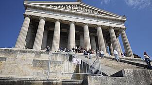 Hier fallen Sie zeigt ein Männchen auf einem Schild an einem der neu aufgestellten Schutzzäune an der Walhalla.