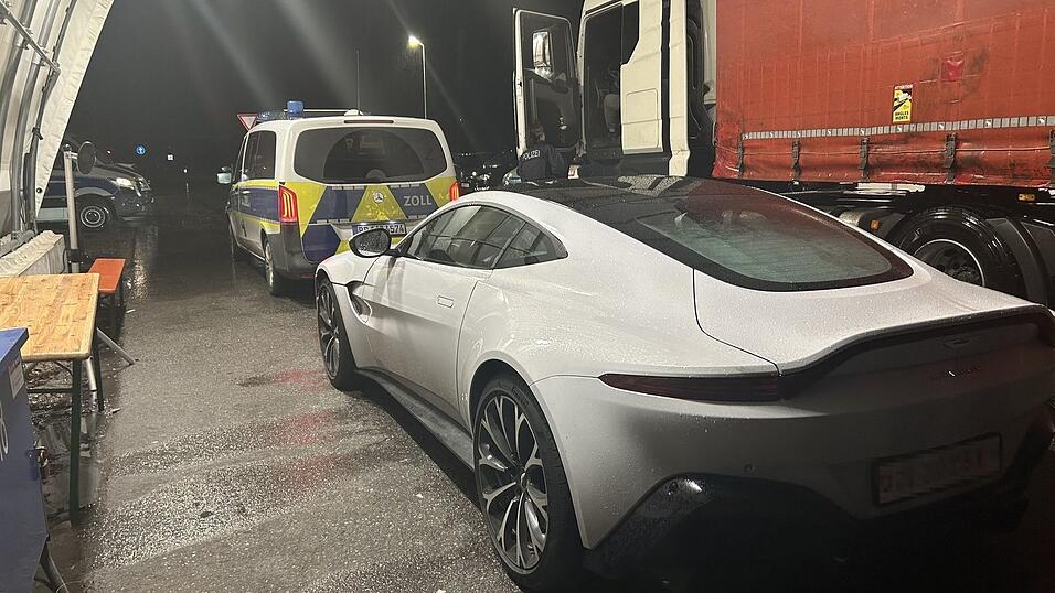Weil der Fahrer seinen Aston Martin nicht f&uuml;r die Einfuhr in die EU angemeldet hatte, musste er den Wagen abgeben, bis er die Zollgeb&uuml;hren in H&ouml;he von 23.000 Euro bezahlen konnte.