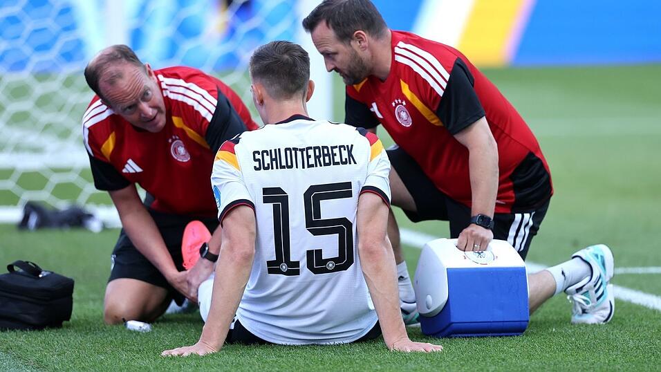 DFB-Teamarzt Jochen Hahne (l) ist für Bundestrainer Nagelsmann ein wichtiger Ansprechpartner. DFB-Teamarzt Jochen Hahne (l) ist für Bundestrainer Nagelsmann ein wichtiger Ansprechpartner.