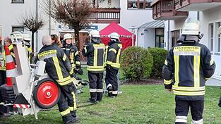 Vor einem Seniorenheim in Bad Füssing hat sich am Sonntagabend ein Senior versehentlich selbst angezündet. Der Rollstuhlfahrer konnte sich nicht selbst befreien und verbrannte bei lebendigem Leib.