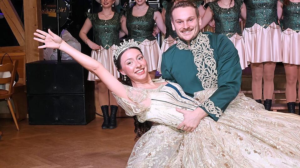 Mit einem romantischen Prinzenwalzer tanzte sich das neue Prinzenpaar gleich in die Herzen der Besucher.