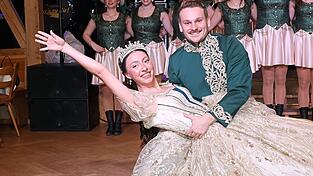 Mit einem romantischen Prinzenwalzer tanzte sich das neue Prinzenpaar gleich in die Herzen der Besucher.