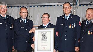 Zweiter Vorsitzender Tobias Höcherl (v. l.), Vorsitzender Günther Deingruber sowie zweiter Kommandant Wolfgang Holzner (v. r.) und Kommandant Wolfgang Schwarz ernannten Josef Straßl zum Ehrenvorsitzenden. Zweiter Vorsitzender Tobias Höcherl (v. l.), Vorsitzender Günther Deingruber sowie zweiter Kommandant Wolfgang Holzner (v. r.) und Kommandant Wolfgang Schwarz ernannten Josef Straßl zum Ehrenvorsitzenden.