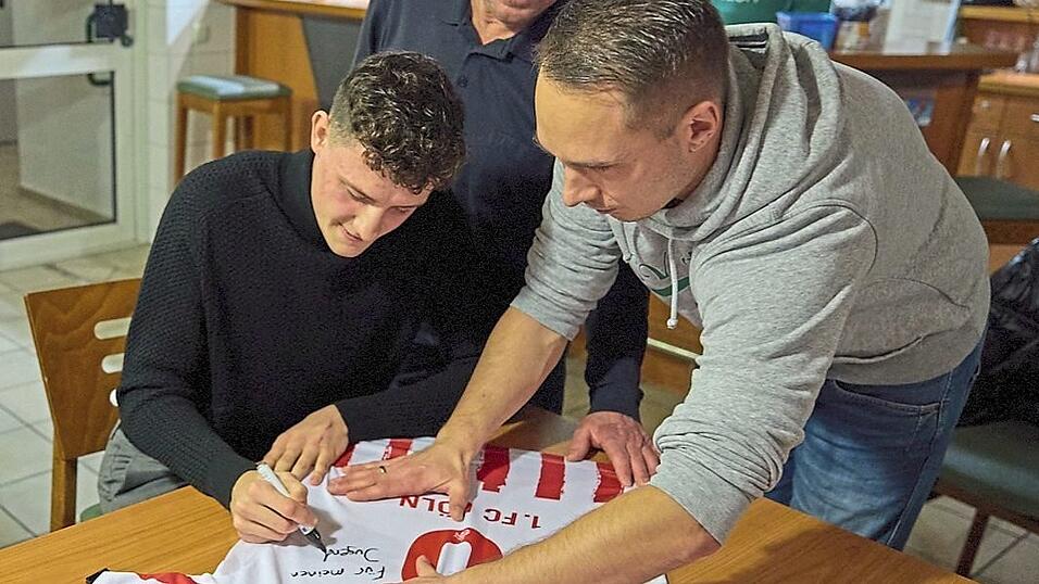 Auf Wunsch von RSV-Vorsitzendem Stefan Gerstbrein signierte der 'Effzeh'-Profi ein Trikot für das Vereinsheim. Auf Wunsch von RSV-Vorsitzendem Stefan Gerstbrein signierte der 'Effzeh'-Profi ein Trikot für das Vereinsheim.