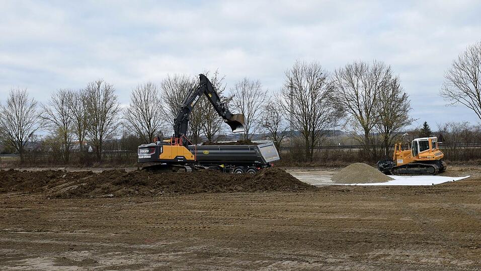 Der Baustart für das Großprojekt ist erfolgt: Erste Erdarbeiten für den Neubau von Feuerwehrhaus und Bauhof sind angelaufen. Der Baustart für das Großprojekt ist erfolgt: Erste Erdarbeiten für den Neubau von Feuerwehrhaus und Bauhof sind angelaufen.