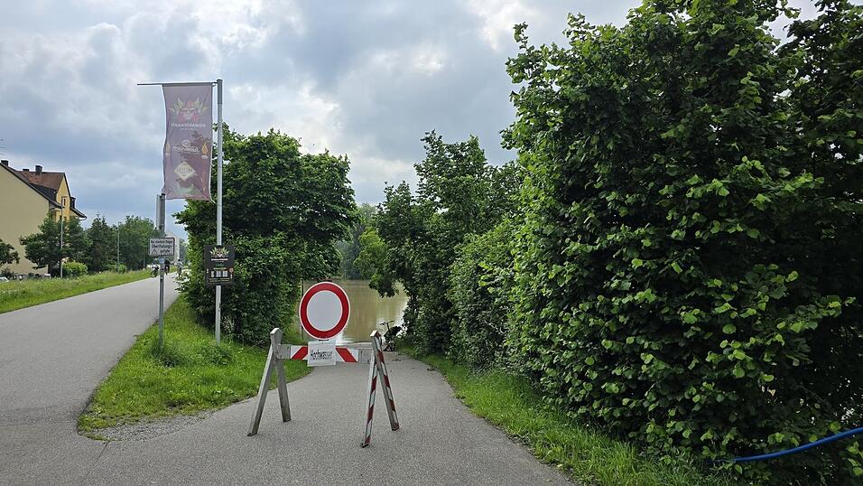 Am Montagnachmittag war von der Fläche des Donaustrands vollständig überflutet. Das Hochwasser bedeckte den gesamten Bereich. Am Montagnachmittag war von der Fläche des Donaustrands vollständig überflutet. Das Hochwasser bedeckte den gesamten Bereich.