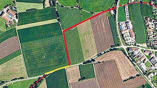 Die Route von Ränkam nach Grabitz. Vom Sportplatz des FC Ränkam kommt man zum Anwesen Stocker. Etwas weiter nördlich wird die Staatsstraße überquert. Die gelbe Linie zeigt das Stück, auf dem ein komplett neuer Radweg entsteht. Anschließend geht es nach links auf einen Feldweg zur Langen Gasse, der ebenfalls mittels „Roadflex“ verbessert wird.