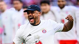 Vincent Kompany jubelt ausgelassen &uuml;ber den Gewinn der Meisterschaft. (Archivbild)