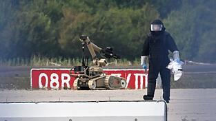 Ein Kriminaltechniker ist neben einem Sprengroboter in der Nähe eines ukrainischen Flugzeugs auf dem Flughafen Leipzig/Halle im Einsatz. Der Vorfall vergangene Woche hat eine erneute Debatte über den Einsatz der Bundeswehr im Inneren ausgelöst. Ein Kriminaltechniker ist neben einem Sprengroboter in der Nähe eines ukrainischen Flugzeugs auf dem Flughafen Leipzig/Halle im Einsatz. Der Vorfall vergangene Woche hat eine erneute Debatte über den Einsatz der Bundeswehr im Inneren ausgelöst.