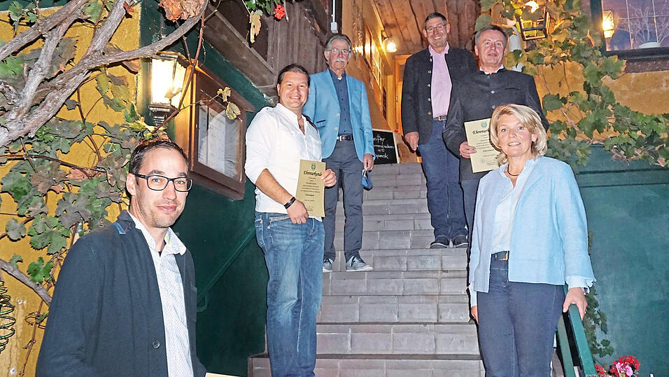 Die ehemaligen Gemeinder&auml;te wurden f&uuml;r ihr Engagement zum Wohle der B&uuml;rger geehrt (von links): Josef Zimmerer, Herbert Hanwalter, Altb&uuml;rgermeister Johann R&ouml;sch, Michael Stedele, Heinrich R&ouml;sch und B&uuml;rgermeisterin Elisabeth Kerscher.