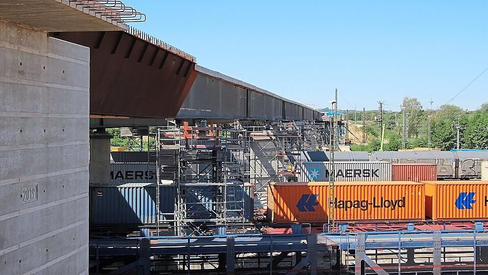16 Meter ragt der neue Stahlhohlkasten hier schon heraus. Dahinter schließt die alte Konstruktion aus den 60er Jahren an. Nun konnten die gut 90 Tonnen schweren und rund 25 Meter langen Stahlteile erfolgreich nacheinander eingeschoben werden, um die alte Brücke zu ersetzen. 16 Meter ragt der neue Stahlhohlkasten hier schon heraus. Dahinter schließt die alte Konstruktion aus den 60er Jahren an. Nun konnten die gut 90 Tonnen schweren und rund 25 Meter langen Stahlteile erfolgreich nacheinander eingeschoben werden, um die alte Brücke zu ersetzen.