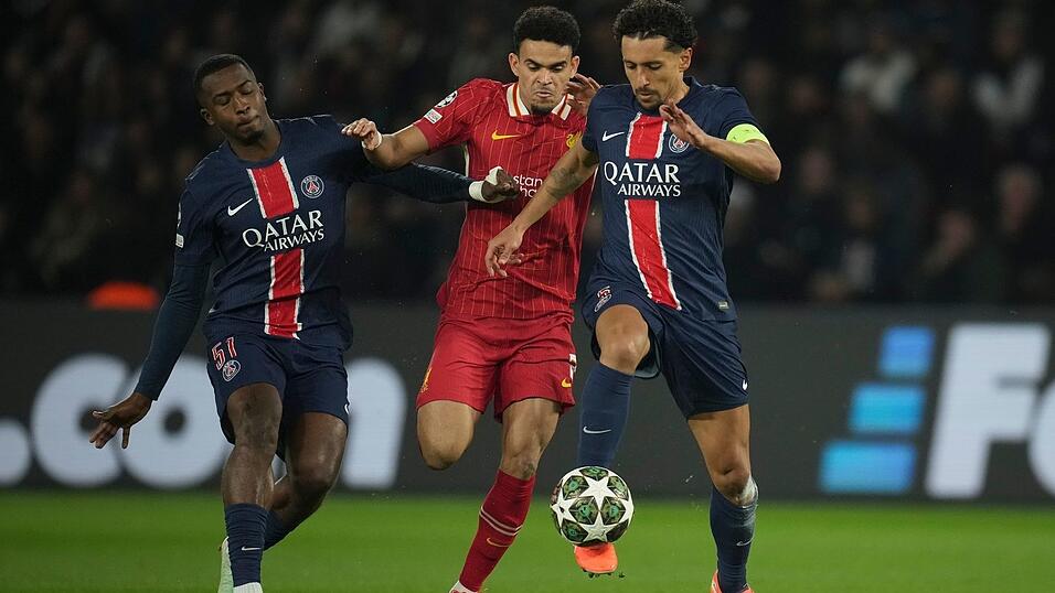 Nicht nur Liverpools Luis Diaz (M) hatte gegen die Pariser Willian Pacho (l) und Marquinhos mächtig Probleme.