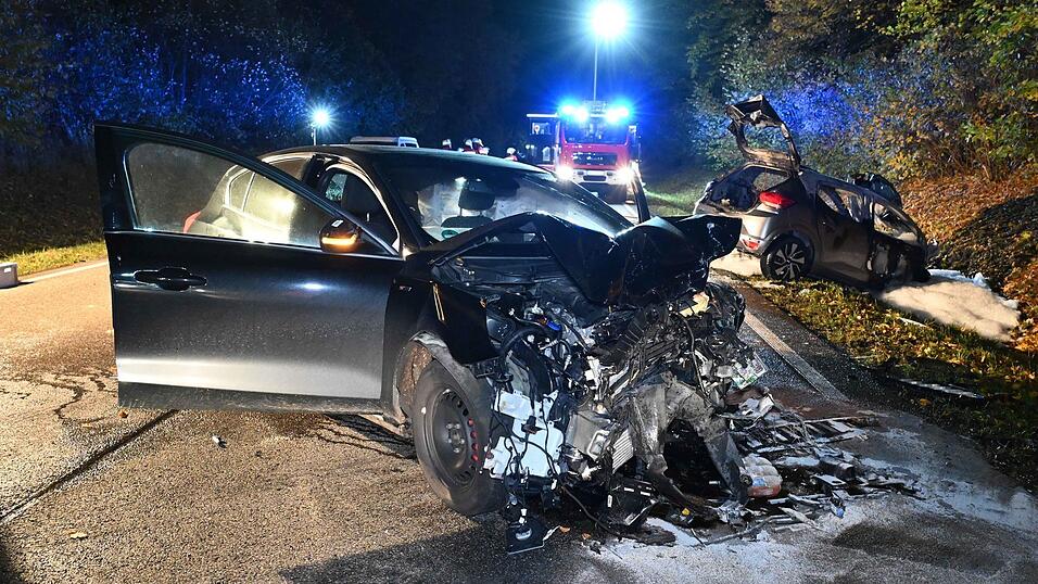 Beim Zusammenstoß auf der B299 sind die Autos total beschädigt worden.  Beim Zusammenstoß auf der B299 sind die Autos total beschädigt worden.