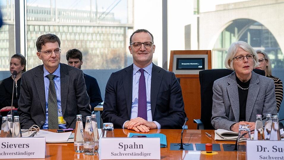 Im Bundestag geht es um Corona: Jens Spahn, Oliver Sivers vom Bundesrechnungshof und Margaretha Sudhof, die als Sonderermittlerin die Maskenbeschaffungen untersucht hatte. Im Bundestag geht es um Corona: Jens Spahn, Oliver Sivers vom Bundesrechnungshof und Margaretha Sudhof, die als Sonderermittlerin die Maskenbeschaffungen untersucht hatte.