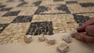 Das römische Mosaik wurde in den 1980er Jahren bei einer Grabung in Augsburg entdeckt. Das römische Mosaik wurde in den 1980er Jahren bei einer Grabung in Augsburg entdeckt.