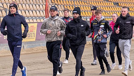 Warmlaufen in Kroatien (von links): Kim Nilsson, Leon Flint, Michael Konrad, Erik Riss, Erik Bostin, Tyler Haupt, Hannah Grunwald und Jan Konzack sporteln mal ohne Renn-Kombi.