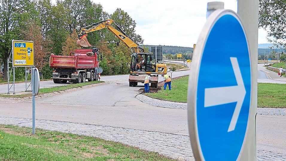 Kein Durchkommen mehr: Bis 11. September ist der Kreisverkehr im Stadt-Osten f&uuml;r den Verkehr gesperrt. Heute wird gefr&auml;st, Anfang kommender Woche neu asphaltiert. W&auml;hrend die Zufahrt zur Kagerstra&szlig;e gegeben ist, muss der Verkehr in die Innenstadt &uuml;ber die Anschlussstelle Mitterdorf ausweichen.