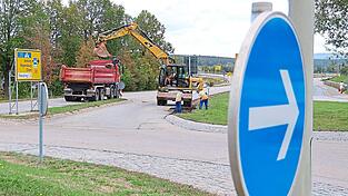 Kein Durchkommen mehr: Bis 11. September ist der Kreisverkehr im Stadt-Osten f&uuml;r den Verkehr gesperrt. Heute wird gefr&auml;st, Anfang kommender Woche neu asphaltiert. W&auml;hrend die Zufahrt zur Kagerstra&szlig;e gegeben ist, muss der Verkehr in die Innenstadt &uuml;ber die Anschlussstelle Mitterdorf ausweichen.
