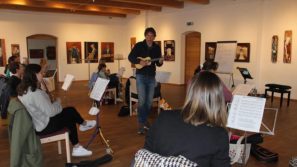 Harald Dobler macht Stimmung im Alten Rathaus in Viechtach - die Teilnehmer des Anfängerkurses können ihre Ukulelen gar nicht mehr aus der Hand legen. Harald Dobler macht Stimmung im Alten Rathaus in Viechtach - die Teilnehmer des Anfängerkurses können ihre Ukulelen gar nicht mehr aus der Hand legen.