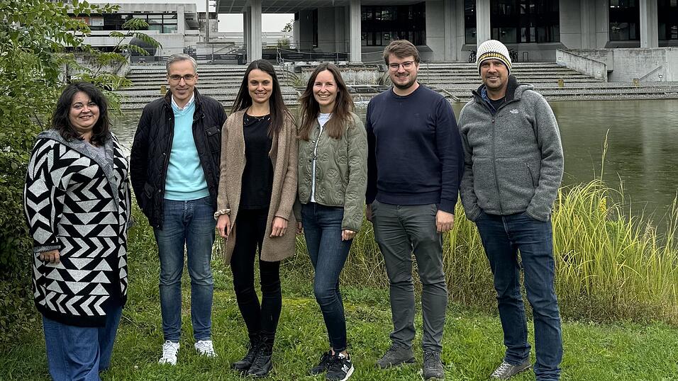 Dr. Eva Müller, Florian Schmid, Theresa Edenharter, Dr. Theresa Höß, Dr. Jonas Blahnik und Dr. Marcel Flemming sind das Team hinter Pura Mundi. Dr. Eva Müller, Florian Schmid, Theresa Edenharter, Dr. Theresa Höß, Dr. Jonas Blahnik und Dr. Marcel Flemming sind das Team hinter Pura Mundi.
