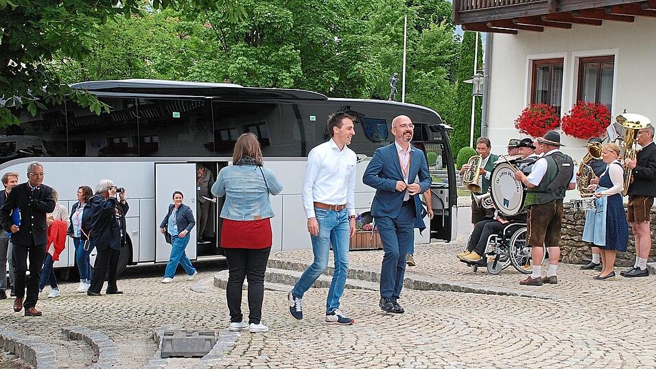 Haselbachs B&uuml;rgermeister Simon Haas (Mitte, links) unterh&auml;lt sich mit Dr. J&ouml;rg Hirsche vom bayerischen Landwirtschaftsministerium, dem Chef der Kommission, bei der Dorfbegehung Anfang Juli.