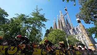 Bei Temperaturen um 30 Grad fuhren die Teams durch Barcelona.