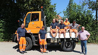 Die Oberschneidinger Bauhofmitarbeiter (v.l.): Leiter Erwin Weinzierl, Klaus Hoffmann-K&ouml;ck, stellvertretender Leiter Stephan Kiefl, Michael Rainer, Franz Grillenberger, Georg Bosl, Uwe Weiglsberger, Martin Teml. Ganz rechts ist B&uuml;rgermeister Konrad Schmerbeck zu sehen.