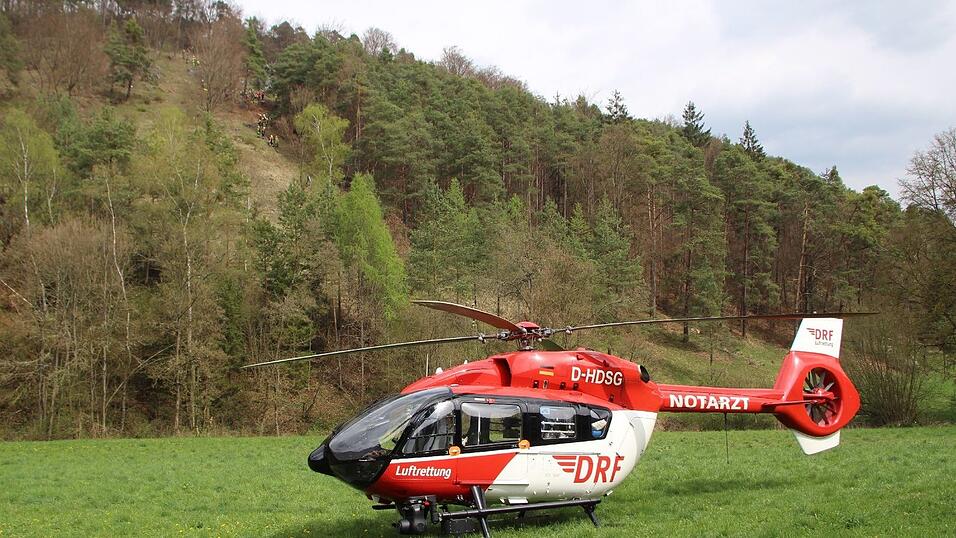 Der 45-jährige Fahrer eines Traktors kam bei Holzfällarbeiten ums Leben. Der 45-jährige Fahrer eines Traktors kam bei Holzfällarbeiten ums Leben.