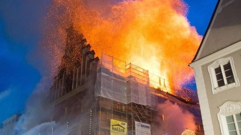 Der verheerende Brand im historischen Rathaus von Straubing 2016.