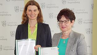 Als Landrätin Tanja Schweiger und Kreiskämmerin Petra Grimm im Frühjahr den Kreishaushalt 2024 präsentierten, trugen sie beide ein grünes Oberteil. Grün ist bekanntlich die Farbe der Hoffnung. Und so, wie es aussieht, gibt es jetzt wirklich Grund zur Hoffnung. Als Landrätin Tanja Schweiger und Kreiskämmerin Petra Grimm im Frühjahr den Kreishaushalt 2024 präsentierten, trugen sie beide ein grünes Oberteil. Grün ist bekanntlich die Farbe der Hoffnung. Und so, wie es aussieht, gibt es jetzt wirklich Grund zur Hoffnung.