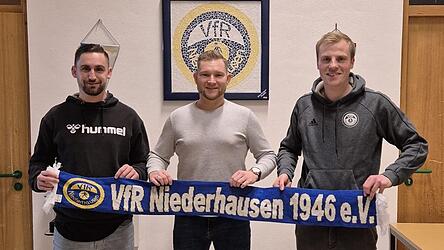 Blicken der Frühjahrsrunde optimistisch entgegen: (v.l.) der neue Co-Trainer Mario Schöfberger, Chefcoach André Vogel und der stellvertretende Vorstand Michael Ettengruber.