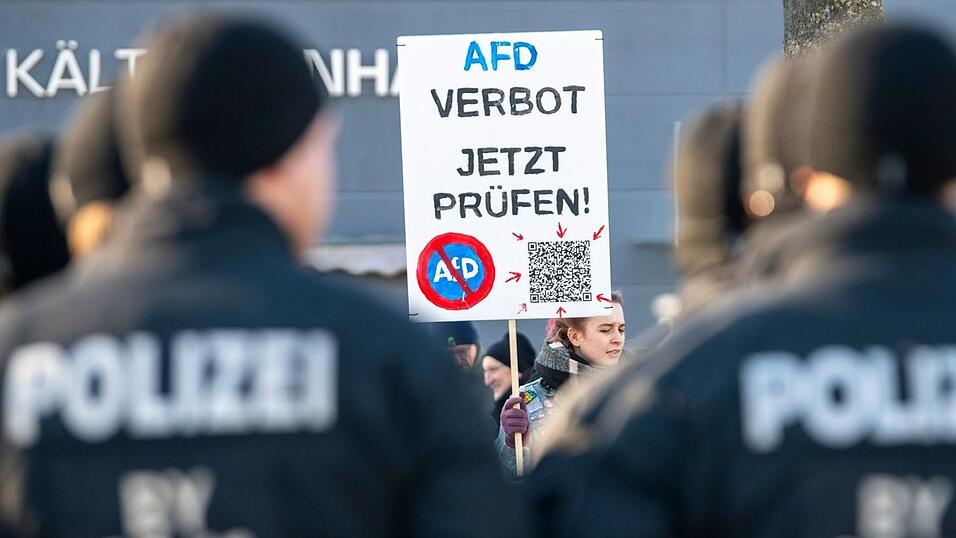 Demonstranten stehen in Greding der Polizei gegenüber. Demonstranten stehen in Greding der Polizei gegenüber.
