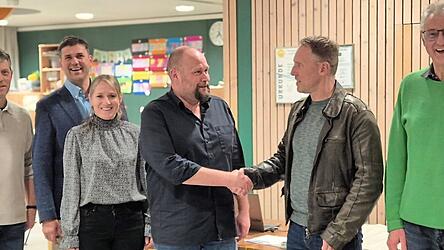 Zweiter B&uuml;rgermeister J&uuml;rgen Baier (Vierter von links) gratuliert Stephan Thomas (Zweiter von rechts) zur Wahl. Mit 91,9 Prozent w&auml;hlten ihn die Sch&ouml;nthaler zu ihrem neuen B&uuml;rgermeister.