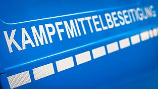 Spezialisten des Kampfmittelbeseitigungsdienstes werden am Abend die Weltkriegsbombe entschärfen. (Symbolbild) Spezialisten des Kampfmittelbeseitigungsdienstes werden am Abend die Weltkriegsbombe entschärfen. (Symbolbild)