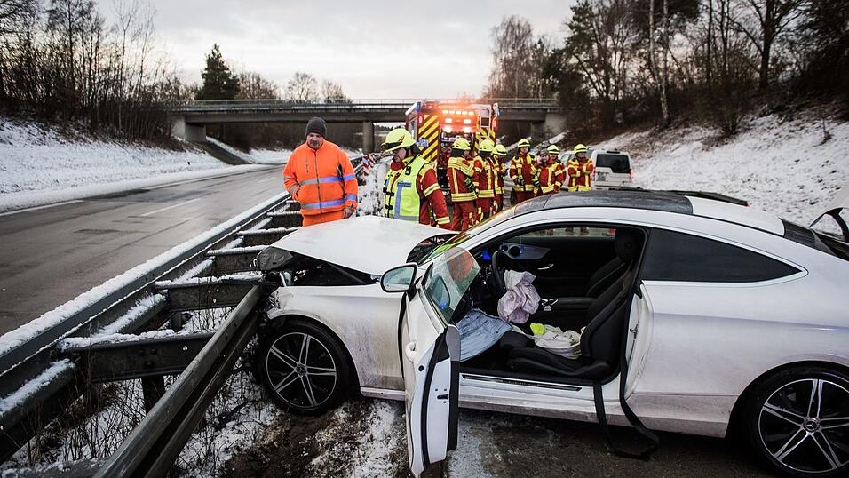 Anscheinend hatte der Mercedes-Fahrer die falschen Reifen f&uuml;r die winterlichen Stra&szlig;enverh&auml;ltnisse aufgezogen.