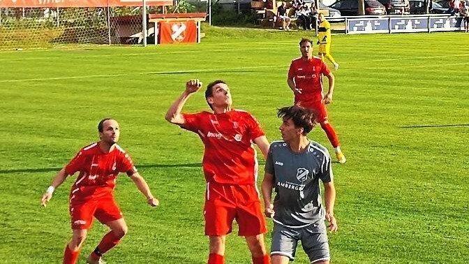 Die Arnschwanger (graues Trikot) unterlagen dem FC Beilngries unglücklich im Elfmeterschießen. Die Arnschwanger (graues Trikot) unterlagen dem FC Beilngries unglücklich im Elfmeterschießen.