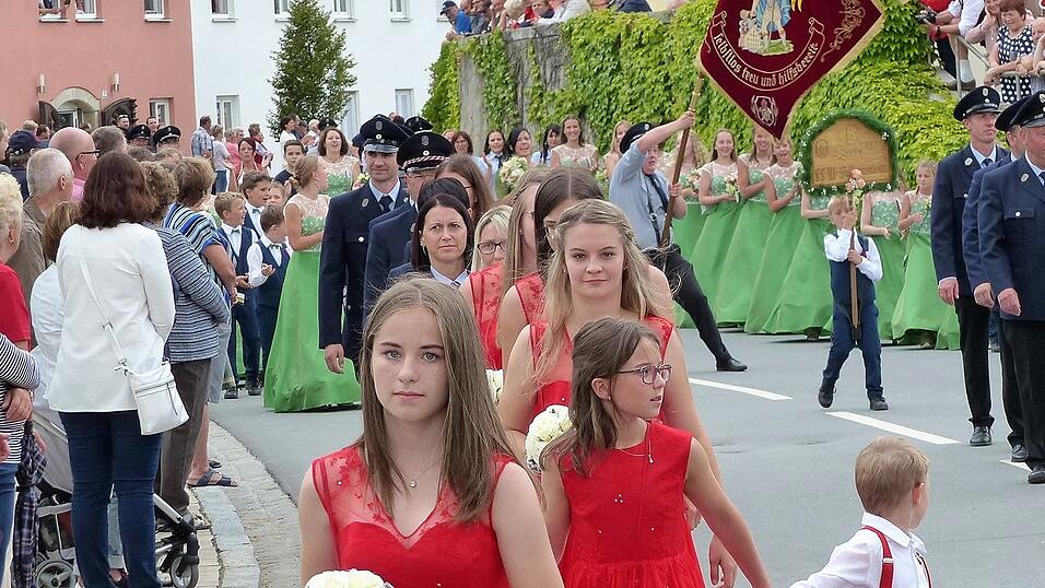 Die vielen Zuschauer animierten auch die Fahnentr&auml;ger zu H&ouml;chstleistungen.