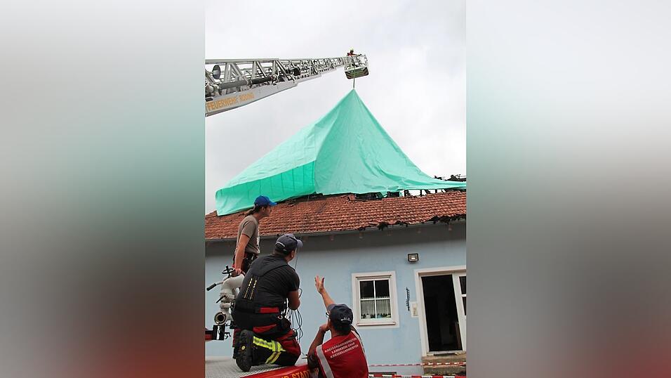 Millimeterarbeit: das Aufsetzen eines Notdaches am Tag danach.