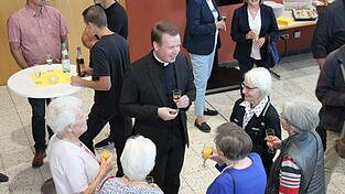 Mit vielen persönlichen Gesprächen verabschiedete sich Kaplan Schwarz von den Gläubigen des Pfarrverbands.